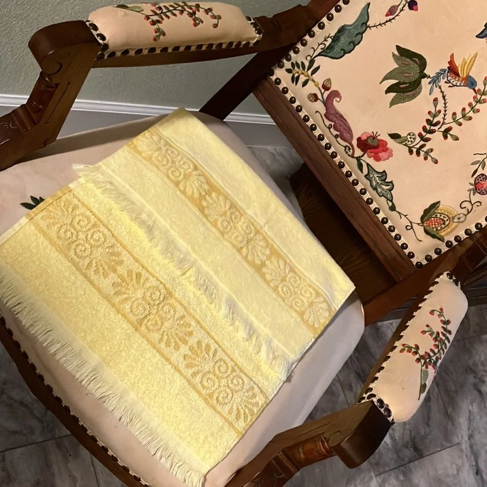 VINTAGE CANNON MONTICELLO YELLOW HAND TOWEL FRINGED EDGE EMBOSSED FLORAL 25